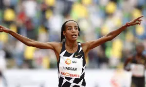 Sifan Hassan cruza la meta con los brazos en alto, celebrando su victoria en los Fiko Games.