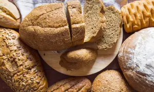 Variedad de panes, algunos cortados, otros enteros. ¡Cuidado! el pan engorda el abdomen si se abusa de él.