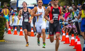 Atletas compiten en una carrera de marcha, con el dorsal "HETTICH GER" visible.