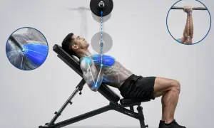 Hombre haciendo press inclinado con barra, destacando la activación del pectoral superior.
