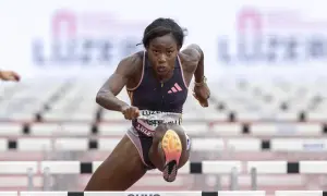 Atleta supera vallas en carrera de 110 metros.