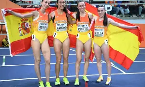 Equipo español de 4x400 metros femenino celebra con la bandera.
