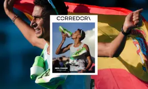 Ibrahim Chakir, corredor español, besa sus zapatillas verdes tras ganar una carrera, envuelto en la bandera de España.