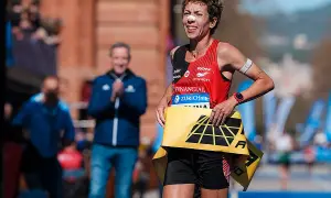 Carolina Robles, sonriente y con una banda en la nariz, celebra su victoria en la maratón.