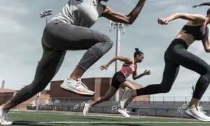 Tres mujeres compiten en una carrera, cada una dando lo mejor de sí para correr 10 km.
