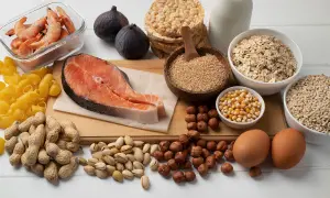 Salmón, camarones, huevos y frutos secos: alimentos ricos en carnitina para que sirve en tu energía.