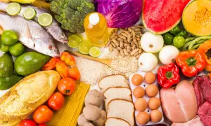 Variedad de alimentos: pescado, aguacates, huevos, carne, frutos secos, verduras y frutas. Una dieta rica en estos alimentos puede ayudar a mantener niveles saludables de testosterona.