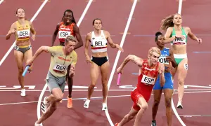 Atletas compiten en una carrera de relevos 4x400 mixto. El equipo de Alemania lidera, con España y Bélgica cerca.