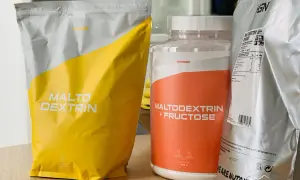 Bolsas y bote de suplementos deportivos con "Maltodextrin" y "Maltodextrin + Fructose". Aunque la maltodextrina es mala para algunos, aquí se presenta como opción.