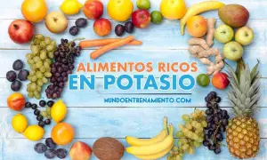 Frutas y verduras coloridas, como plátanos, naranjas, uvas y zanahorias, forman parte de los 10 alimentos ricos en potasio.