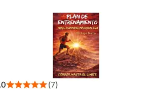 Plan de entrenamiento para maratón de trail running 42K. Un corredor asciende una montaña al amanecer, listo para superar sus límites.