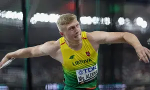Mykolas Alekna, atleta lituano, en plena acción lanzando el disco.