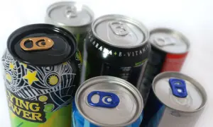 Latas de bebidas energéticas. La taurina es mala, pero estas latas prometen energía.