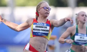Adiaratou Iglesias compite con determinación, su rostro concentrado y sus brazos extendidos en la pista.
