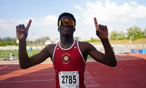 Atleta con gafas naranjas celebra en la pista, dorsal 2785. ¡Podría ser el nuevo récord de España 100 metros!