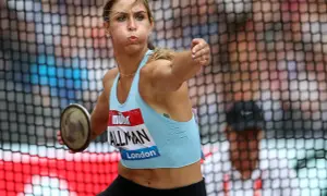 Valarie Allman, atleta de lanzamiento de disco, se prepara para lanzar.