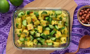 Ensalada de piña y pepino, ideal para la cena. Descubre los beneficios de cenar pepino con esta refrescante receta.