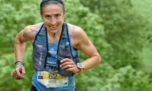 Maite Maiora, atleta de trail running, corre con determinación. Su número 62 es visible en su dorsal.