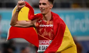 Mario García Romo celebra con la bandera de España, victorioso tras una carrera.