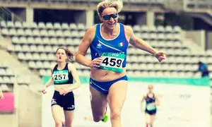 Valentina Petrillo compite en una carrera de atletismo, con el dorsal 459, mostrando determinación y fuerza en la pista.