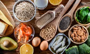 Variedad de alimentos ricos en calcio: avena, leche, queso, camarones, huevos, aguacate, naranjas, espinacas, almendras, sardinas, brócoli, semillas de chía y sésamo.