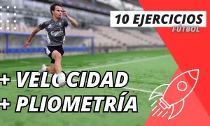 Futbolista entrenando en campo, enfocado en ejercicios de pliometría para aumentar velocidad. ¡Acelera tu juego!