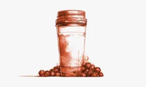 Un vaso con polvo y bayas, ideal para saber cuándo tomar BCAA y potenciar tu entrenamiento.