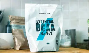 Bolsa de Essential BCAA de Myprotein. Descubre bcaa para que sirve en mujeres, ideal para recuperación muscular y energía.