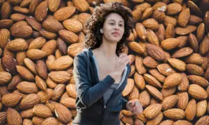 Mujer corriendo con fondo de almendras, descubriendo los 10 beneficios de la almendra para tu salud y energía.