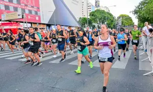 Corredores participan en una carrera urbana, ideal para tu rutina para empezar a correr.