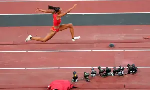 Ana Peleteiro en pleno salto, con la mirada fija en el objetivo.