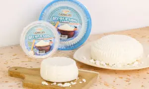 Requesón de cabra Segarra, ideal para dietas por sus propiedades: fuente de calcio y proteínas. Fresco y tradicional.