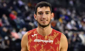 Atleta español sonríe, luciendo su uniforme de **llopis atletismo**.