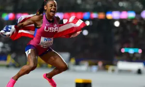 Sha'Carri Richardson, campeona 100 metros femeninos atletismo, celebra con la bandera de EE. UU. tras ganar.