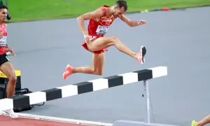 Dani Arce, atleta español, salta un obstáculo en una carrera de atletismo.