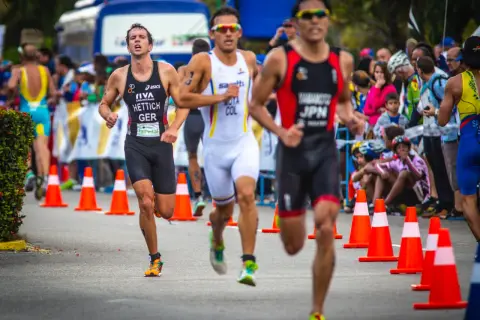 Atletas compiten en una carrera de marcha, con el dorsal "HETTICH GER" visible.