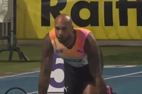 Atleta listo para salir en busca del récord mundial 100 metros lisos.