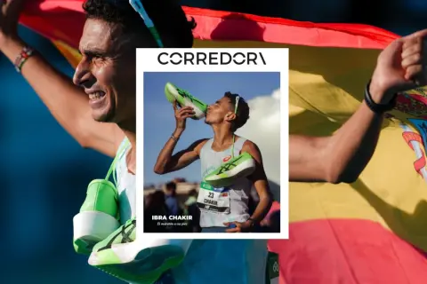 Ibrahim Chakir, corredor español, besa sus zapatillas verdes tras ganar una carrera, envuelto en la bandera de España.