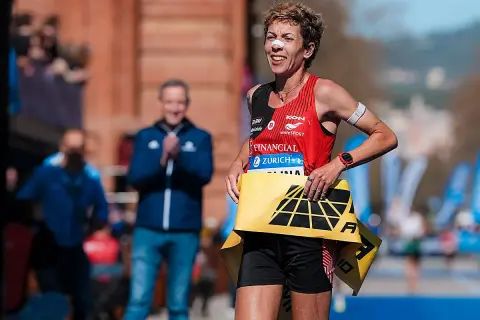 Carolina Robles, sonriente y con una banda en la nariz, celebra su victoria en la maratón.