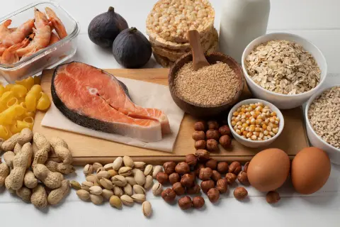 Salmón, camarones, huevos y frutos secos: alimentos ricos en carnitina para que sirve en tu energía.