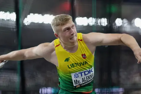 Mykolas Alekna, atleta lituano, en plena acción lanzando el disco.