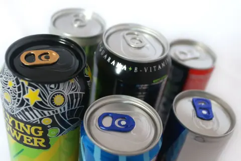 Latas de bebidas energéticas. La taurina es mala, pero estas latas prometen energía.