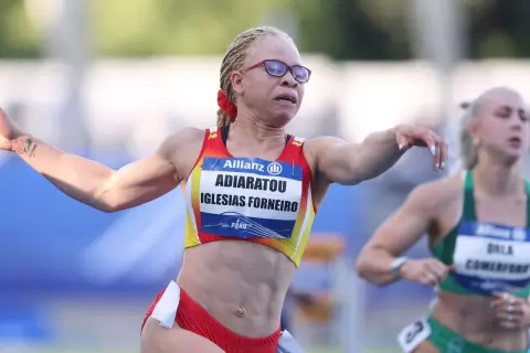 Adiaratou Iglesias compite con determinación, su rostro concentrado y sus brazos extendidos en la pista.