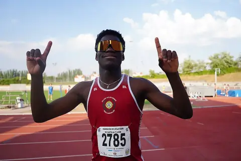 Atleta con gafas naranjas celebra en la pista, dorsal 2785. ¡Podría ser el nuevo récord de España 100 metros!