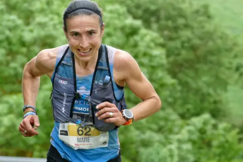 Maite Maiora, atleta de trail running, corre con determinación. Su número 62 es visible en su dorsal.