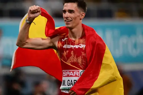 Mario García Romo celebra con la bandera de España, victorioso tras una carrera.