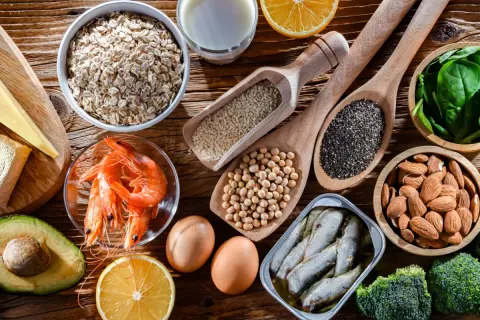 Variedad de alimentos ricos en calcio: avena, leche, queso, camarones, huevos, aguacate, naranjas, espinacas, almendras, sardinas, brócoli, semillas de chía y sésamo.