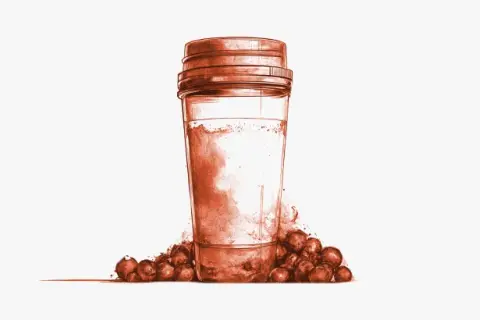 Un vaso con polvo y bayas, ideal para saber cuándo tomar BCAA y potenciar tu entrenamiento.