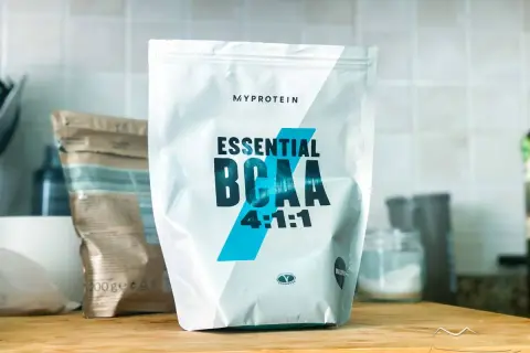 Bolsa de Essential BCAA de Myprotein. Descubre bcaa para que sirve en mujeres, ideal para recuperación muscular y energía.