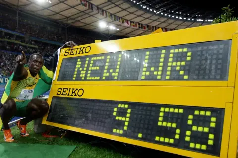 Usain Bolt celebra su récord mundial en 100 metros lisos, 9.58 segundos. ¡Las mejores marcas 100 metros lisos!